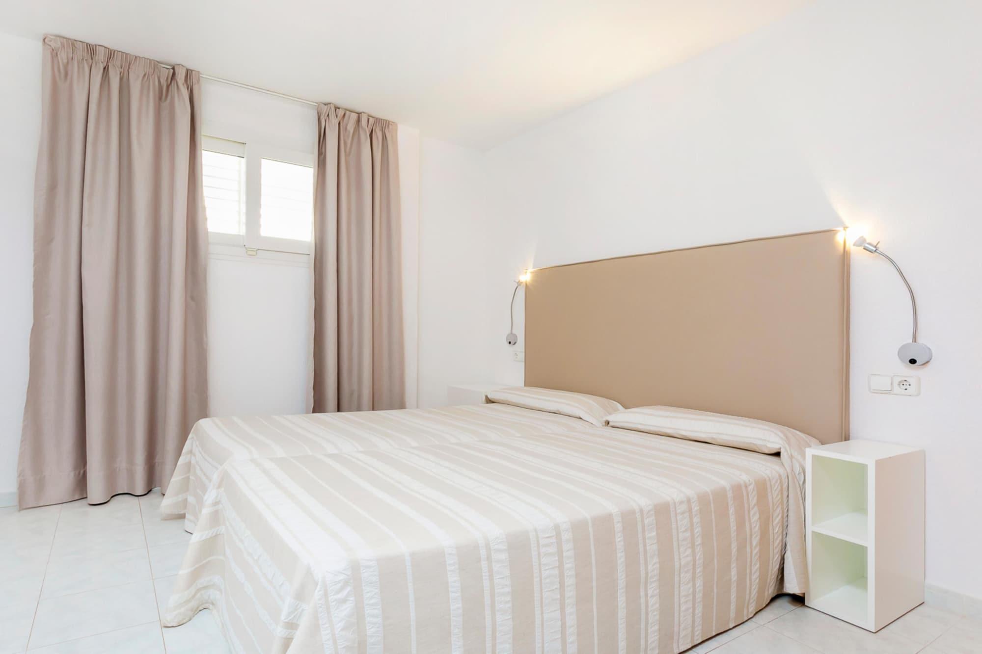 Aparthotel Duquesa Playa Санта-Эулалия-дель-Рио Экстерьер фото