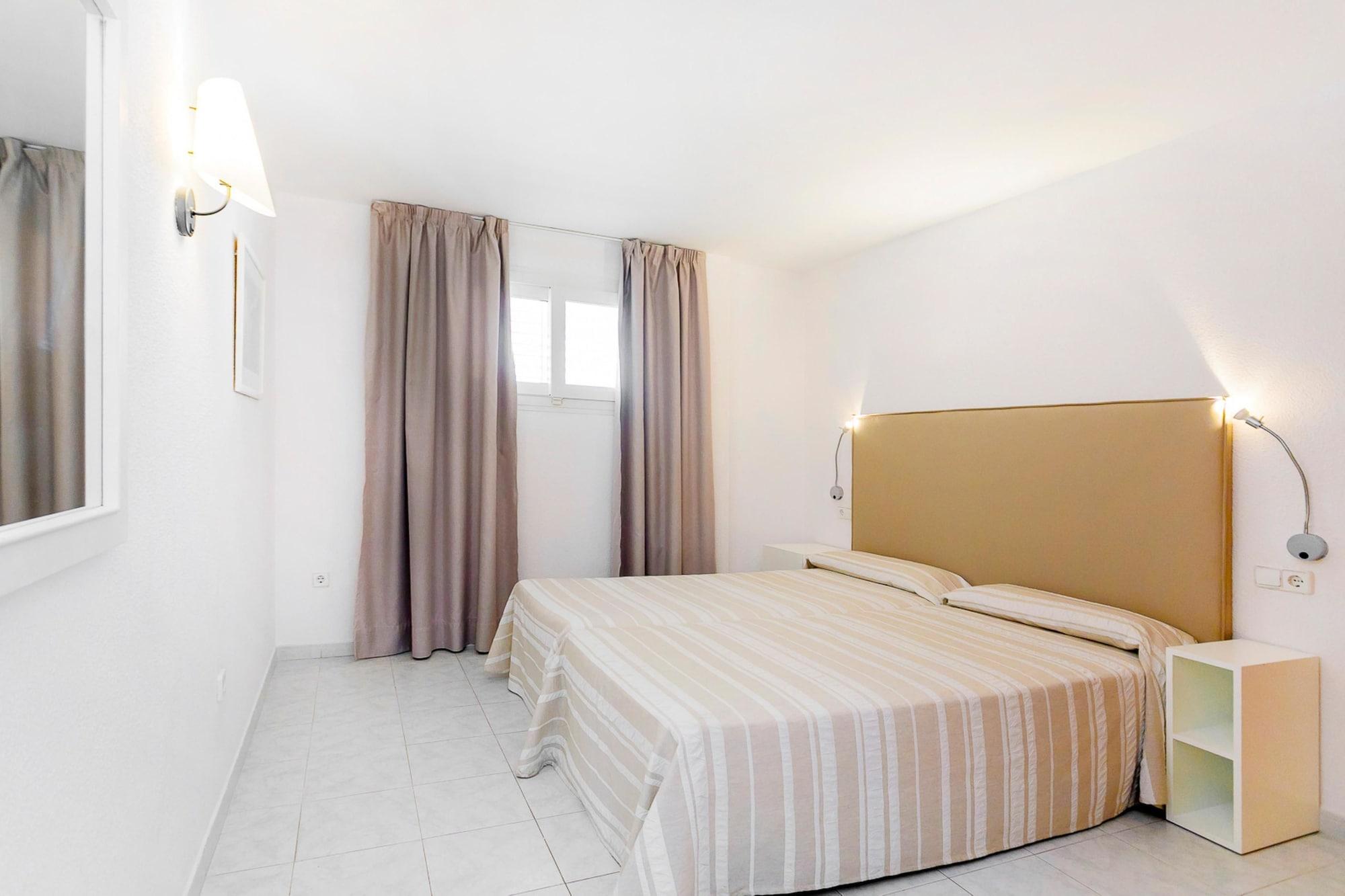 Aparthotel Duquesa Playa Санта-Эулалия-дель-Рио Экстерьер фото