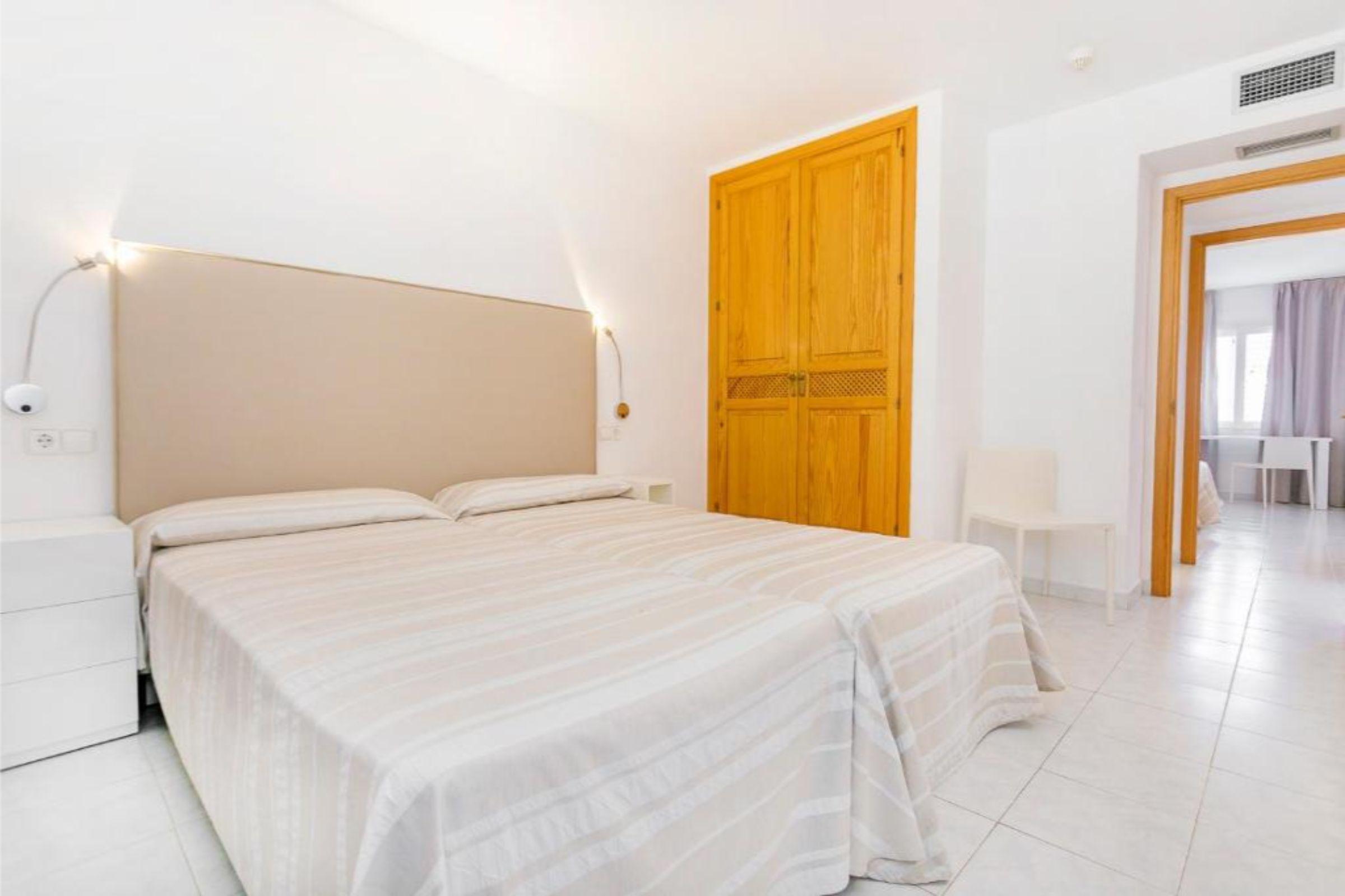 Aparthotel Duquesa Playa Санта-Эулалия-дель-Рио Экстерьер фото